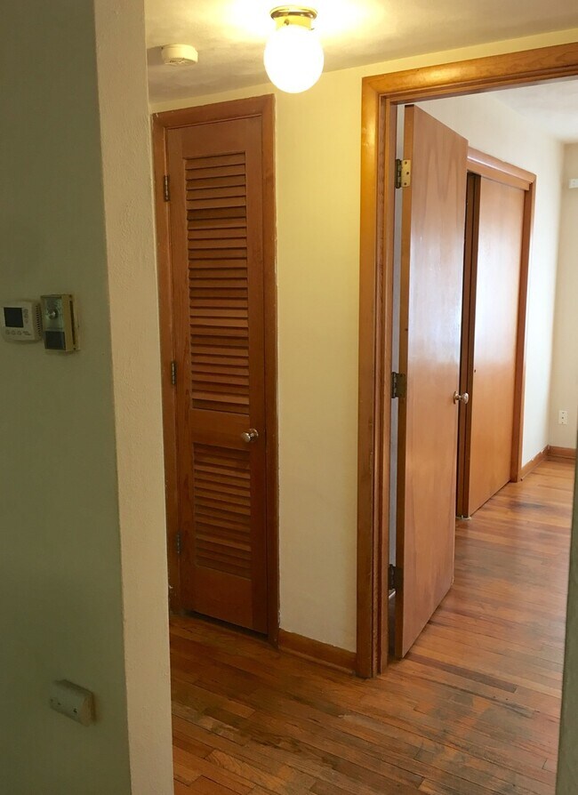 Building Photo - 2 Bedroom Apartment Right off East MU Campus