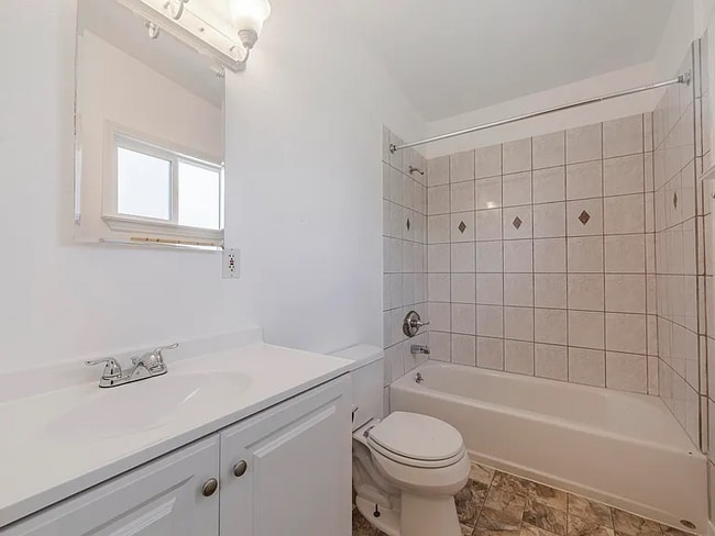 Building Photo - 2577 Gonzaga St