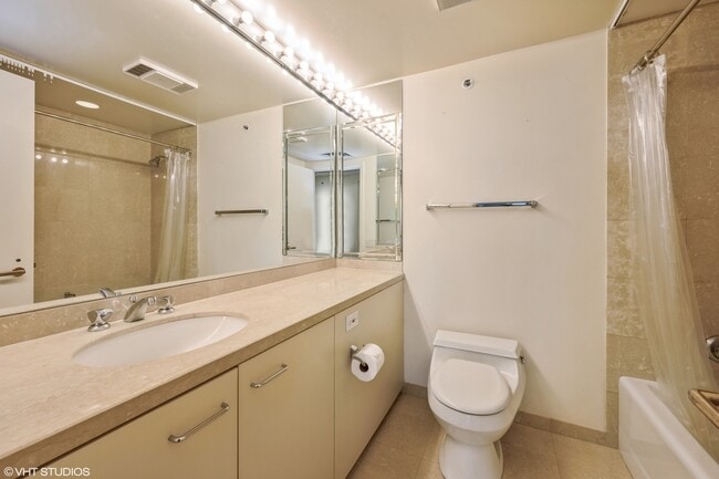 Building Photo - 132 E Delaware Pl