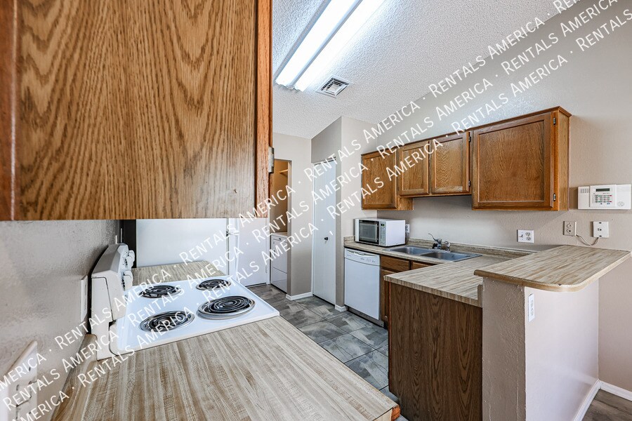 Building Photo - 10010 N 66th Ave
