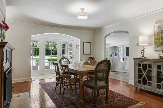 Building Photo - 5 bedroom 3 bathroom with over 3,500 square feet in East Memphis near Walnut Grove and Perkins