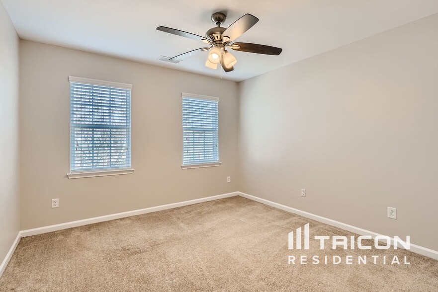 Building Photo - 12733 Oakton Hunt Dr