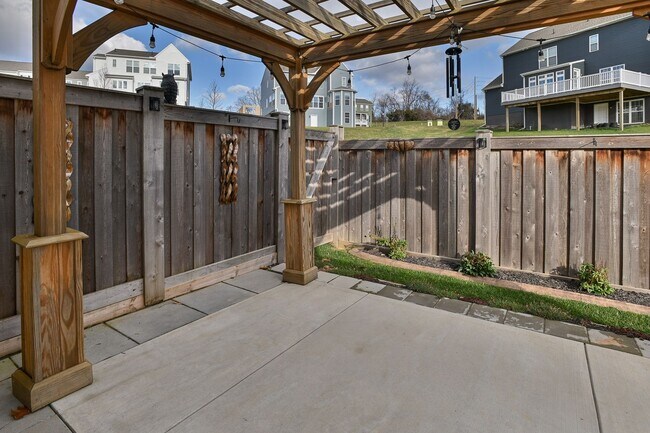 Building Photo - Beautiful Townhome in Arcona Community