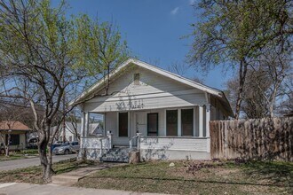 Building Photo - QUAINT 2/1 HOUSE AVAILABLE IN NOW!