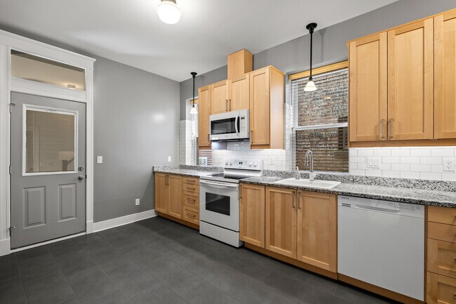 Building Photo - 1335 W Thorndale Ave