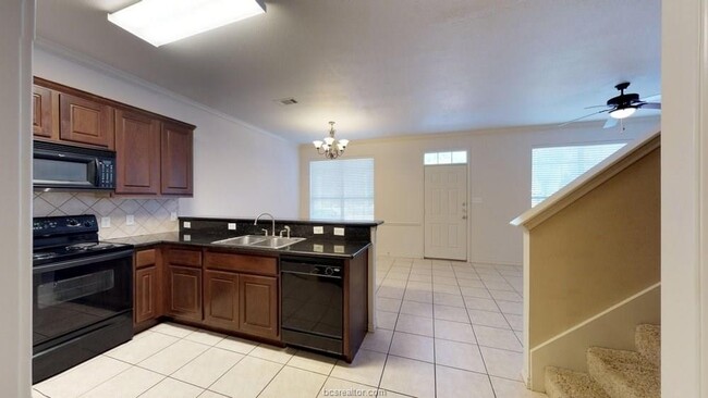 Building Photo - 4 bed 4 bath condo for less than $500 per ...