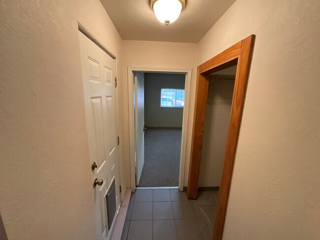 Building Photo - 4 Bedroom Single Story Home Available Near...