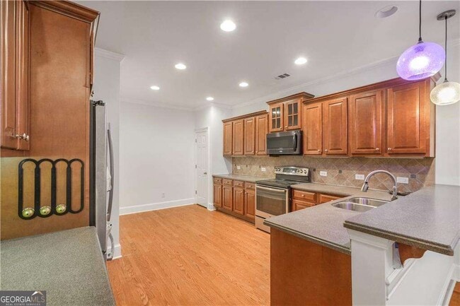 Building Photo - 3405 Regent Pl SW
