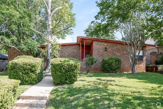 Building Photo - 1305 Rusdell Dr