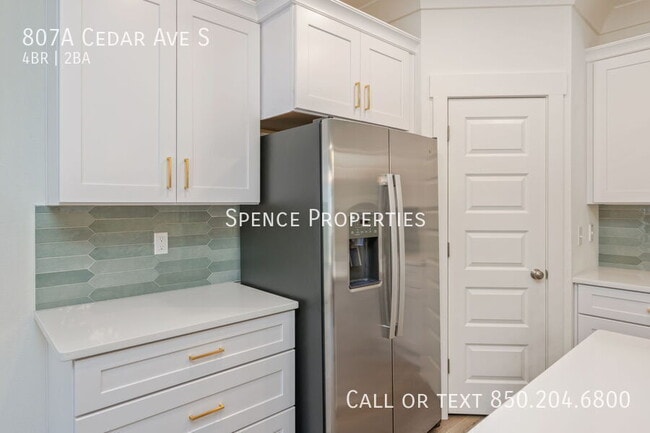 Building Photo - 807A Cedar Ave S