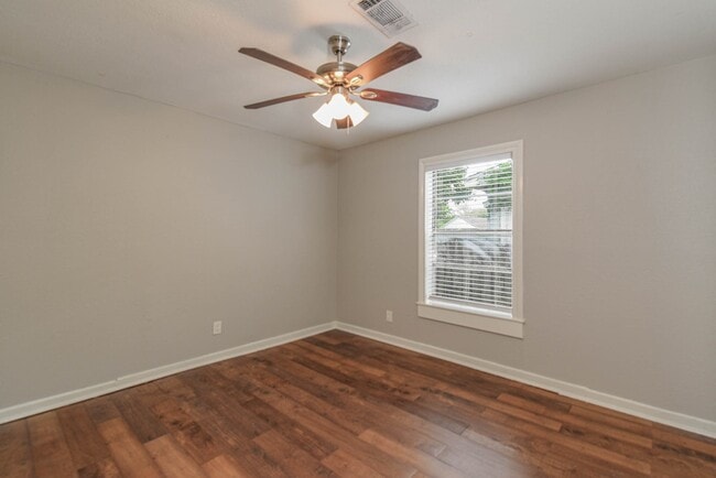 Building Photo - 208 17th Ave N