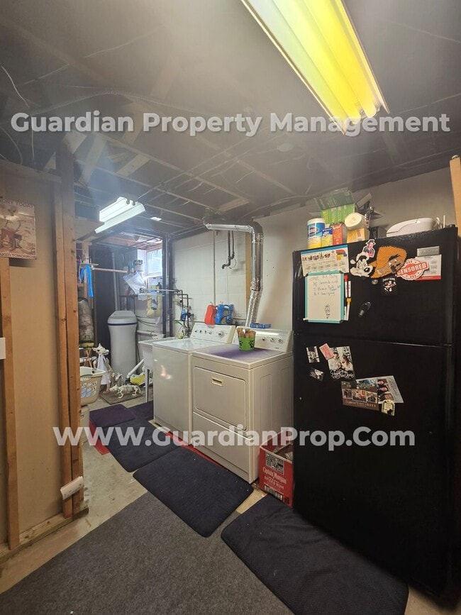 Building Photo - Available now! Spacious Brooklyn Center Home