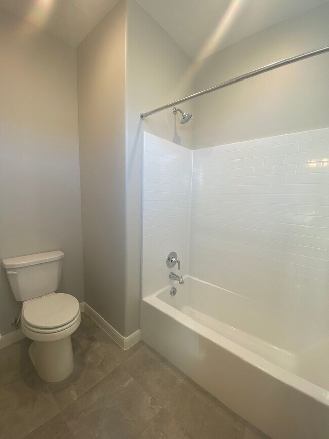 Building Photo - Beautiful home in the Ledges