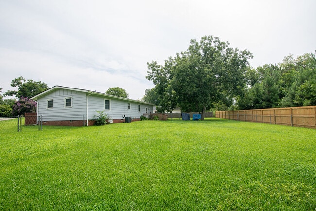 Building Photo - 203 Noble Ct