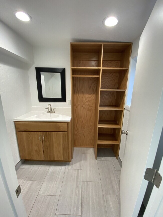 Building Photo - Spacious 4 Bed / 3 Bath Near Downtown with Two Master Bedrooms! Available beginning of August