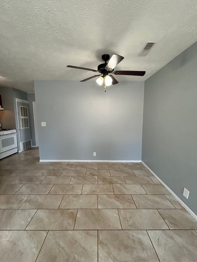 Building Photo - Private Entry, Cozy Comfort – 1 Bedroom, 1 Bathroom Home-Style Apartment