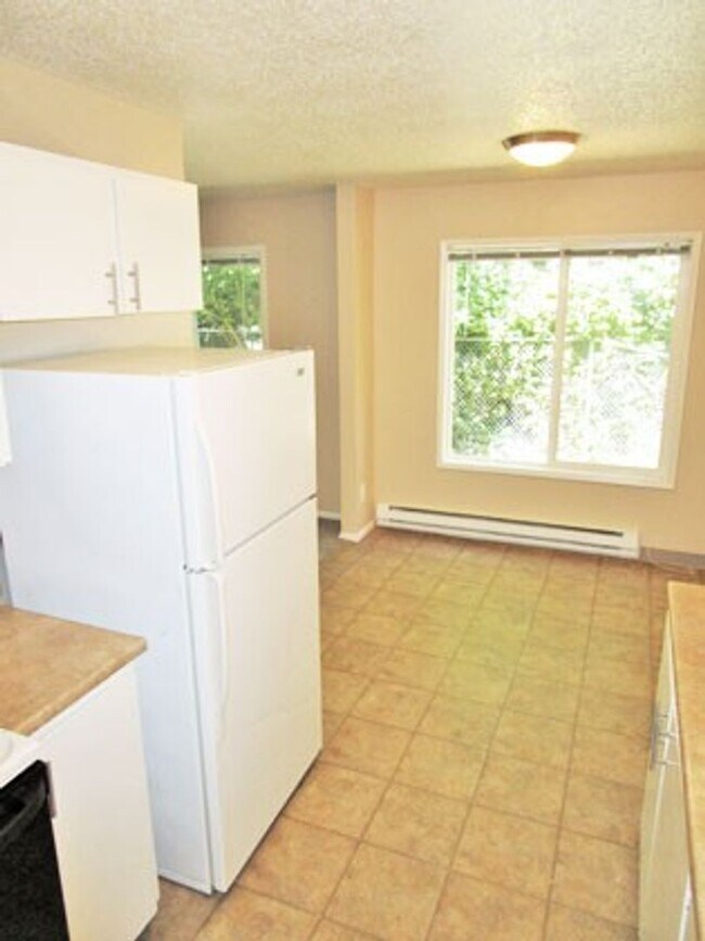 Building Photo - Light & Bright 2-Bedroom w/Dishwasher & Parking!