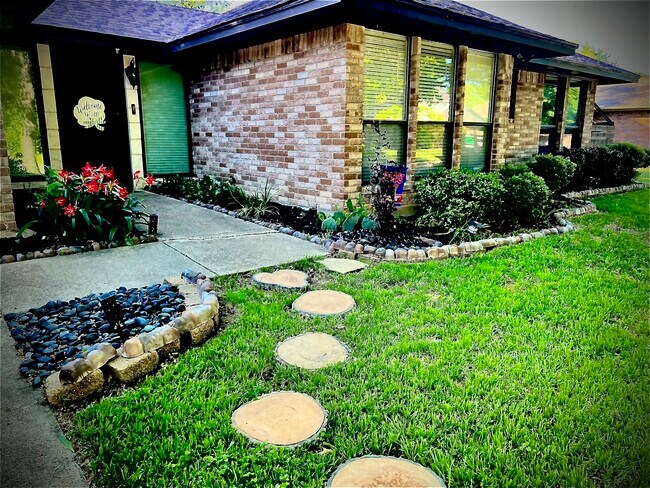 Building Photo - 8 Llano Drive