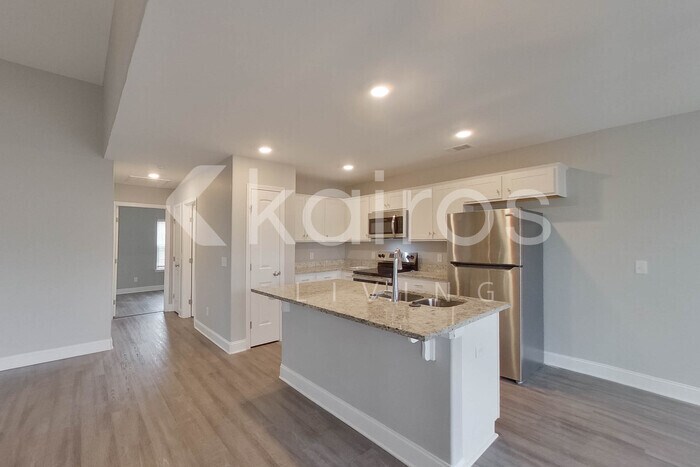 Building Photo - 300 Hemlock Ct