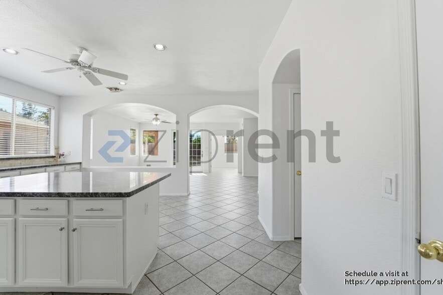 Building Photo - 2131 E Bellerive Pl