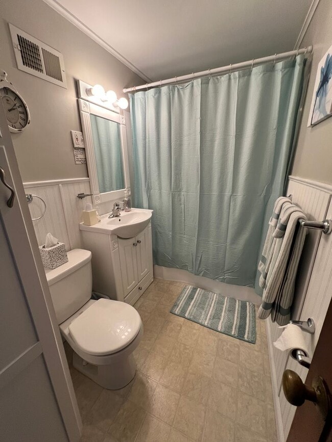 Building Photo - Fully Furnished 1 Bedroom, 1 Bathroom Dupl...