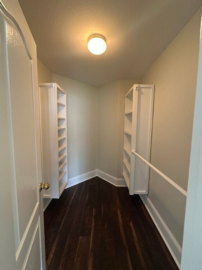 Building Photo - Gorgeous 3 Bedroom 2 Bath home in Piney Z ...