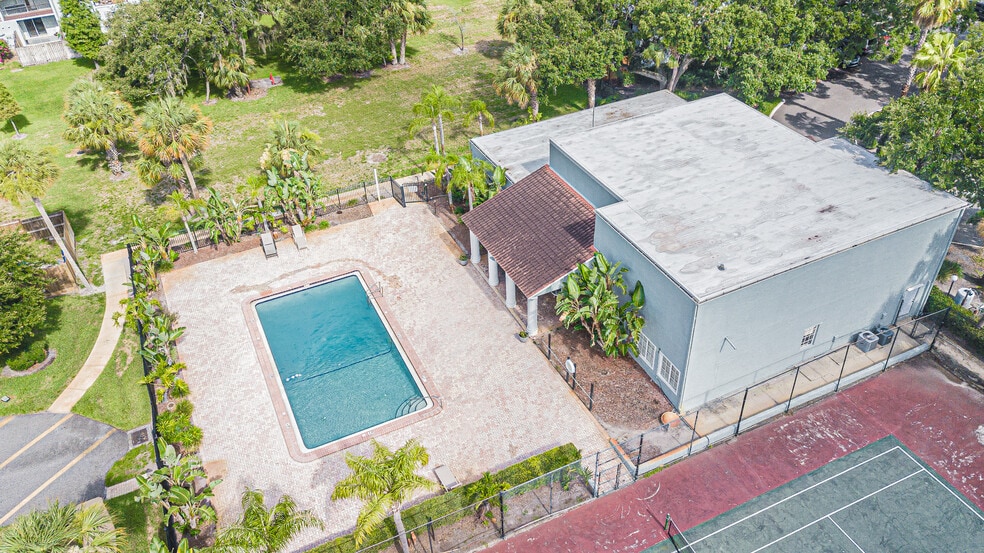 Building Photo - 2818 Somerset Park Dr