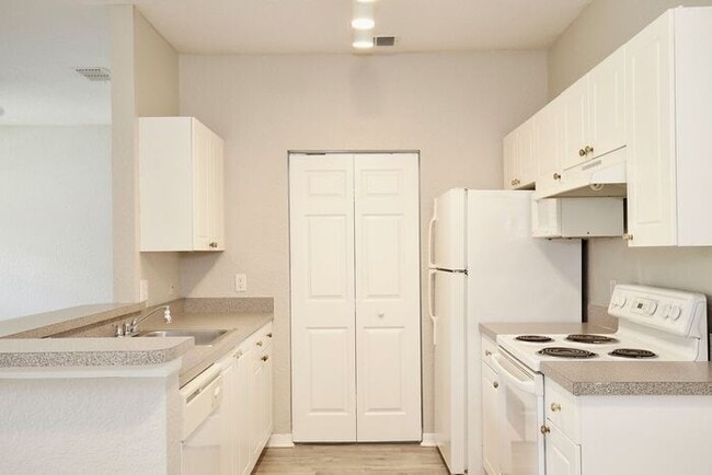 Building Photo - Perfect 2/2 Split Floorplan Condo with Washer/Dryer in Lovely Crescent Place at Lake Lotus Condom...