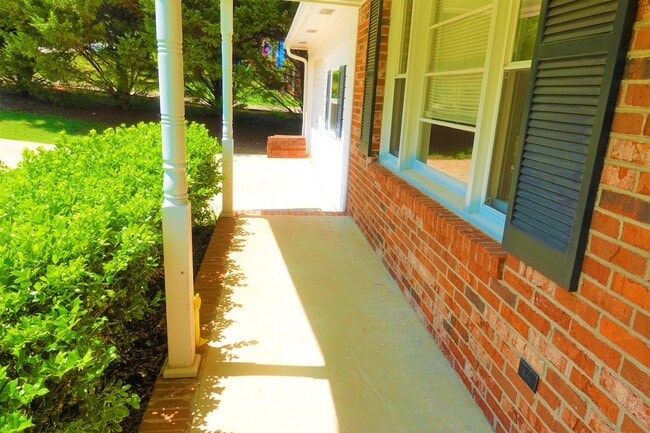 Building Photo - 115 Konnarock Cir