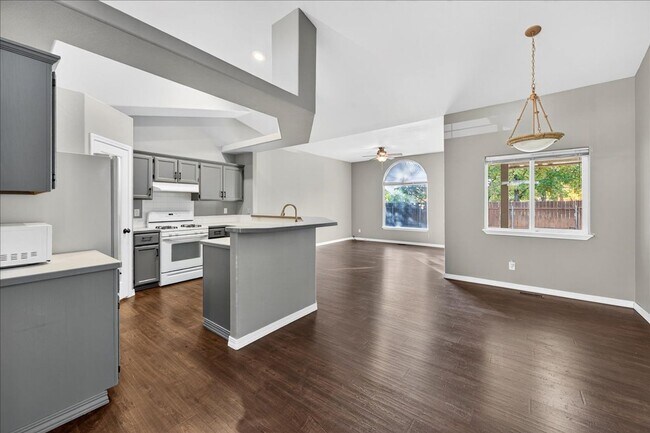 Building Photo - Comfortable & Convenient Living Near CWI and Shopping