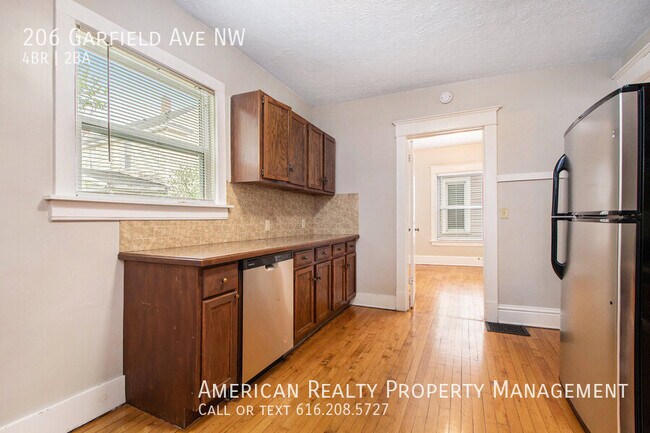 Building Photo - 206 Garfield Ave NW