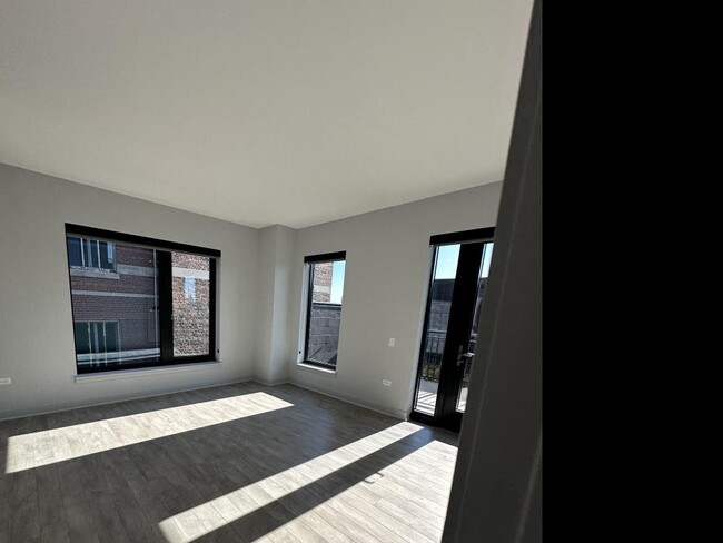 Building Photo - 2 bedroom in Chicago IL 60613