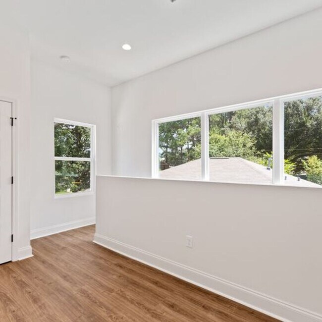 Building Photo - 1 Bed 1.5 Bath Condo Near Campus!