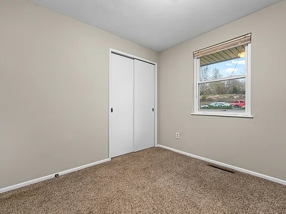Building Photo - 3945 Sloping Dr