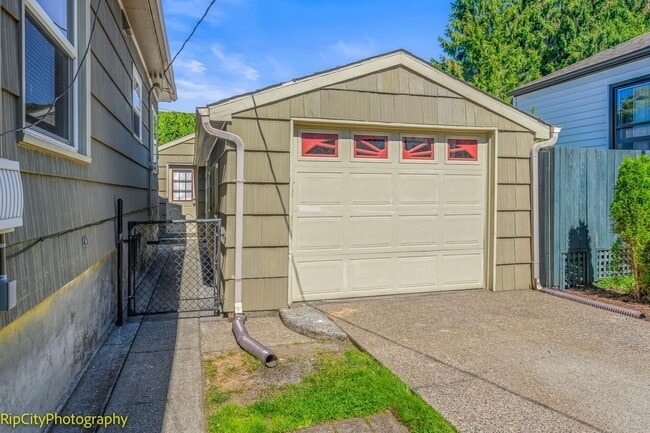 Building Photo - Charming Bungalow in Overlook neighborhood...