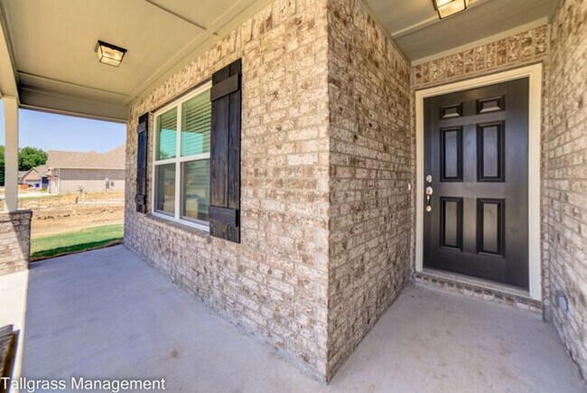 Building Photo - $2,250/mo | 4 Bed, 2.5 Bath | Energy-Effic...