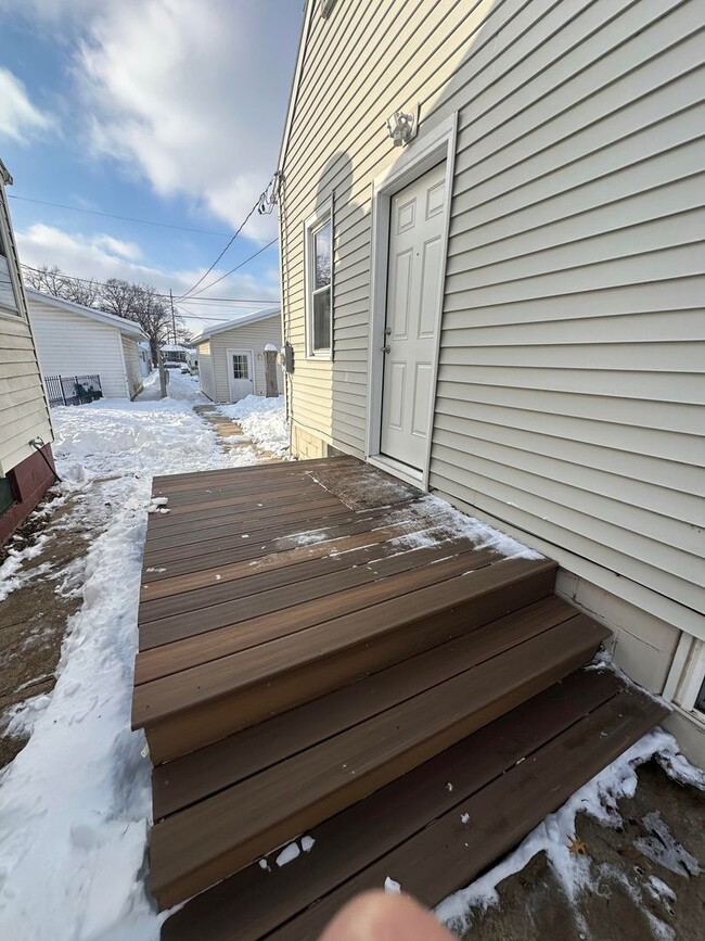 Building Photo - 3 Bedroom Updated house!  Two Stall Garage