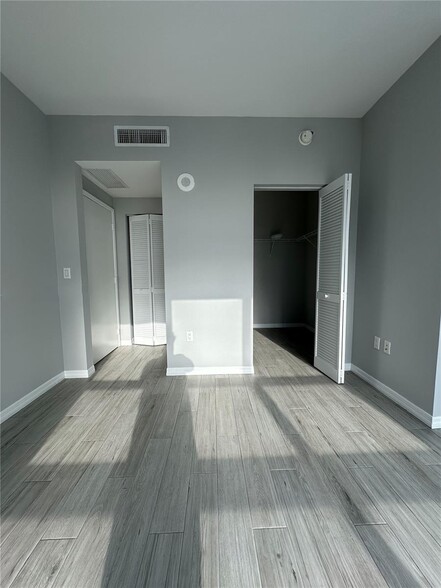 Building Photo - 950 Brickell Bay Dr