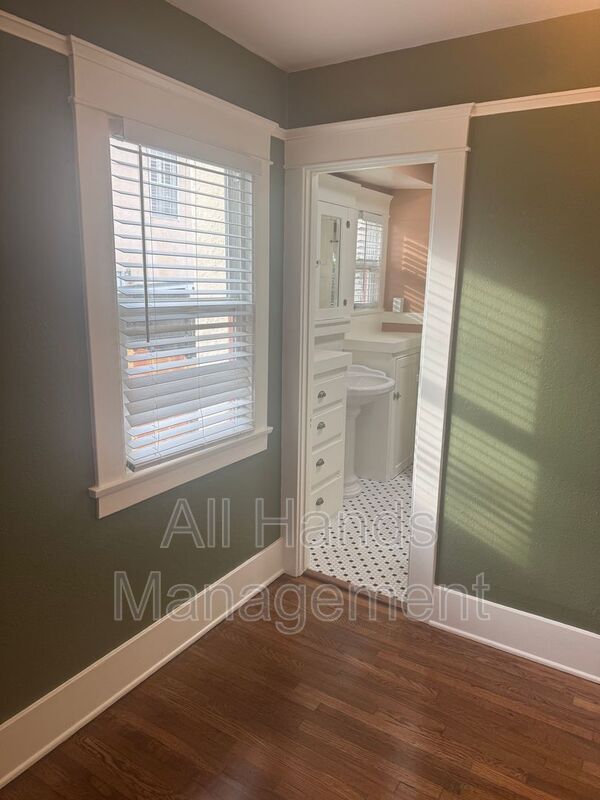 Building Photo - 4116 E 5th St