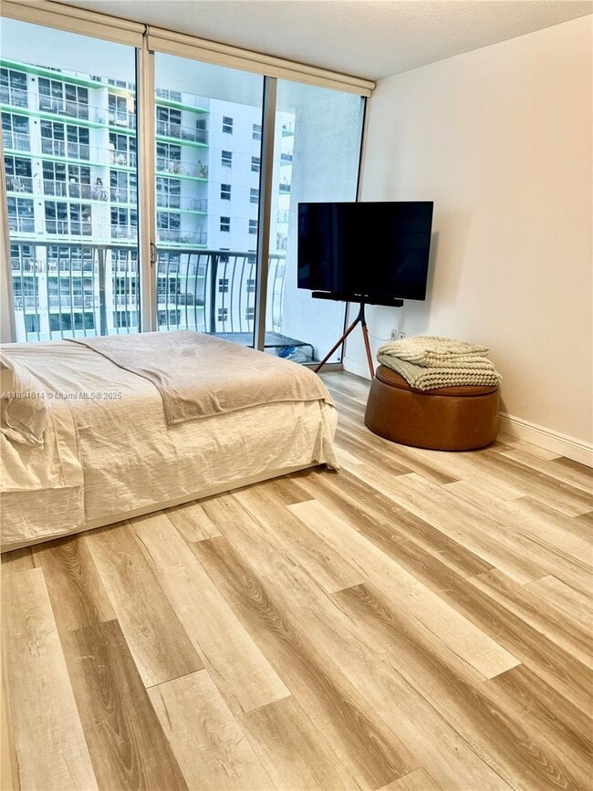 Building Photo - 1750 N Bayshore Dr