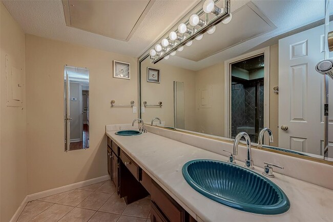 Building Photo - 1311 Antoine Dr