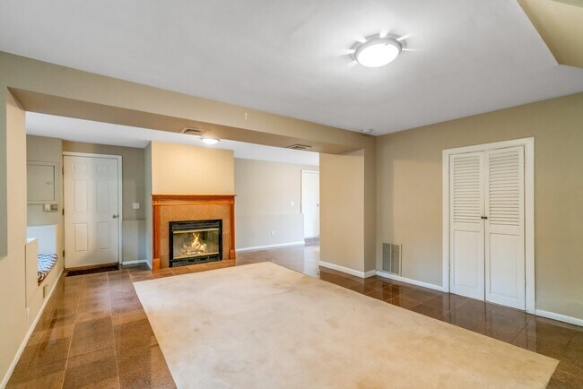 Building Photo - 8 Waibel Dr