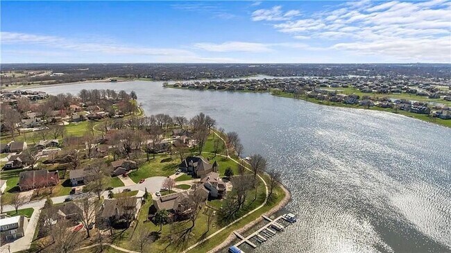 Building Photo - Huge Home in Raintree Lake!!!