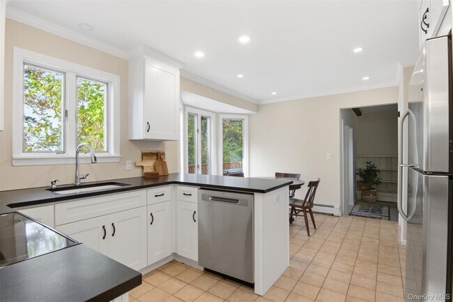 Building Photo - 14 Flax Pond Woods Rd