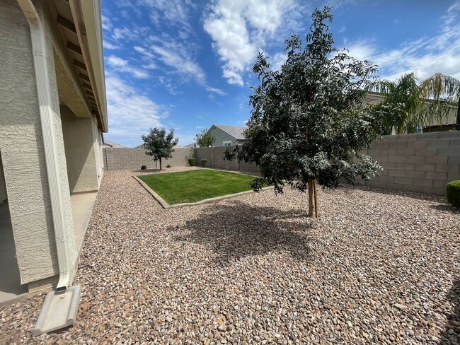 Building Photo - Beautiful and Spacious Single-Level Family...