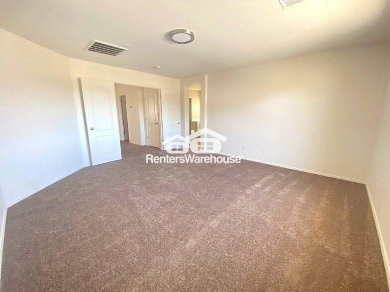 Building Photo - 2036 W Quick Draw Way