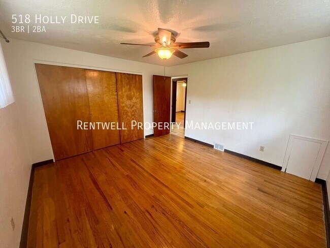 Building Photo - 518 Holly Dr