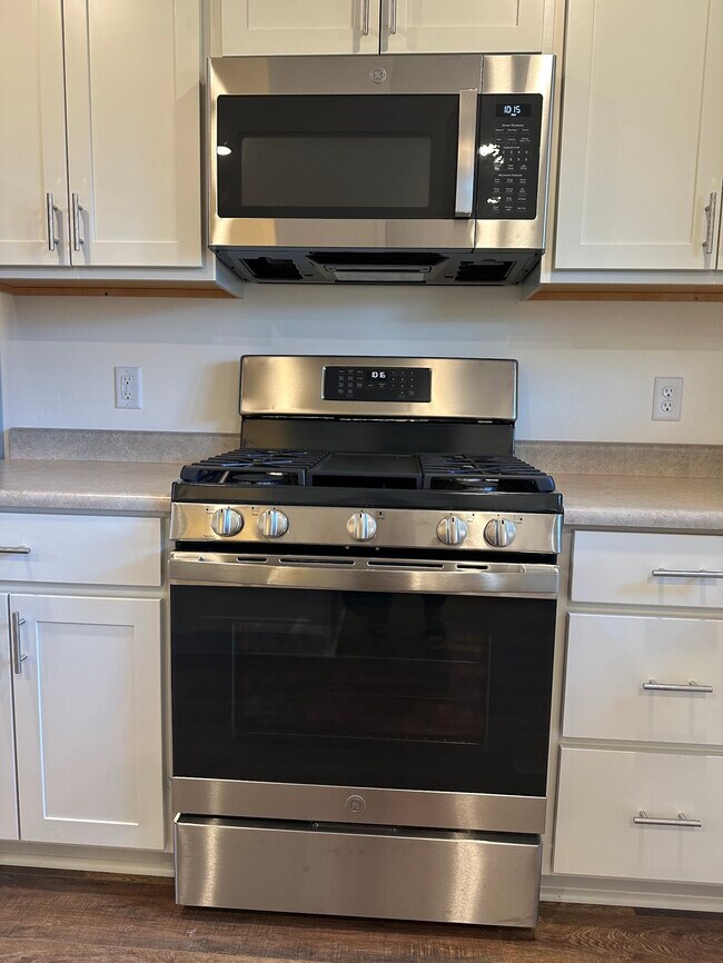 Building Photo - 112 Maple St