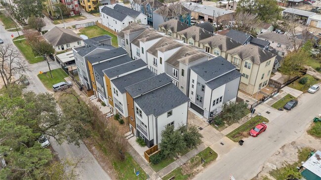 Building Photo - 602 W 28th St