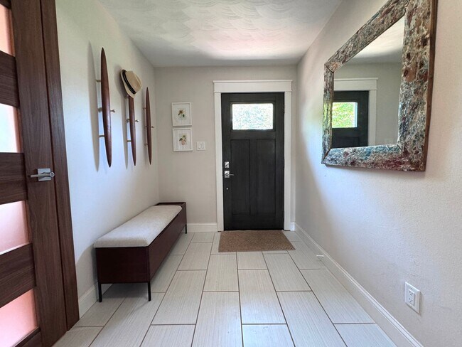 Building Photo - Lakefront Great Neck Home! 4/2.5 brick ranch in lovely Southern Point